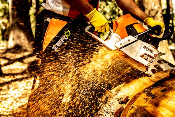 motosierra en trabajo