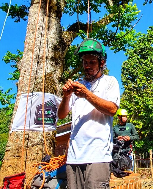 Luis Lassus instructor de la academia de arboristas